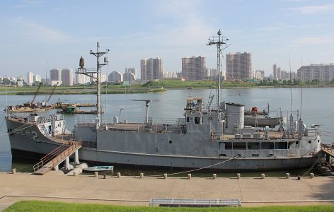 1024px-Laika_ac_USS_Pueblo_Pyongyang-North-Korea