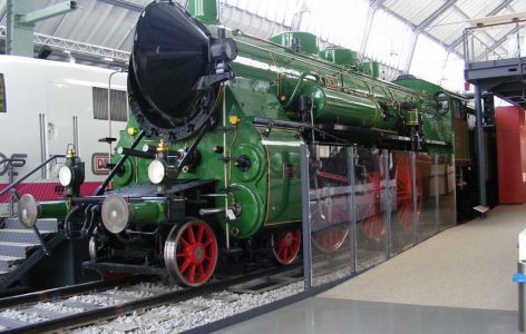 Schnellzuglokomotive_S_3_6_(Bayern)_-_vorne_links_-_Verkehrszentrum