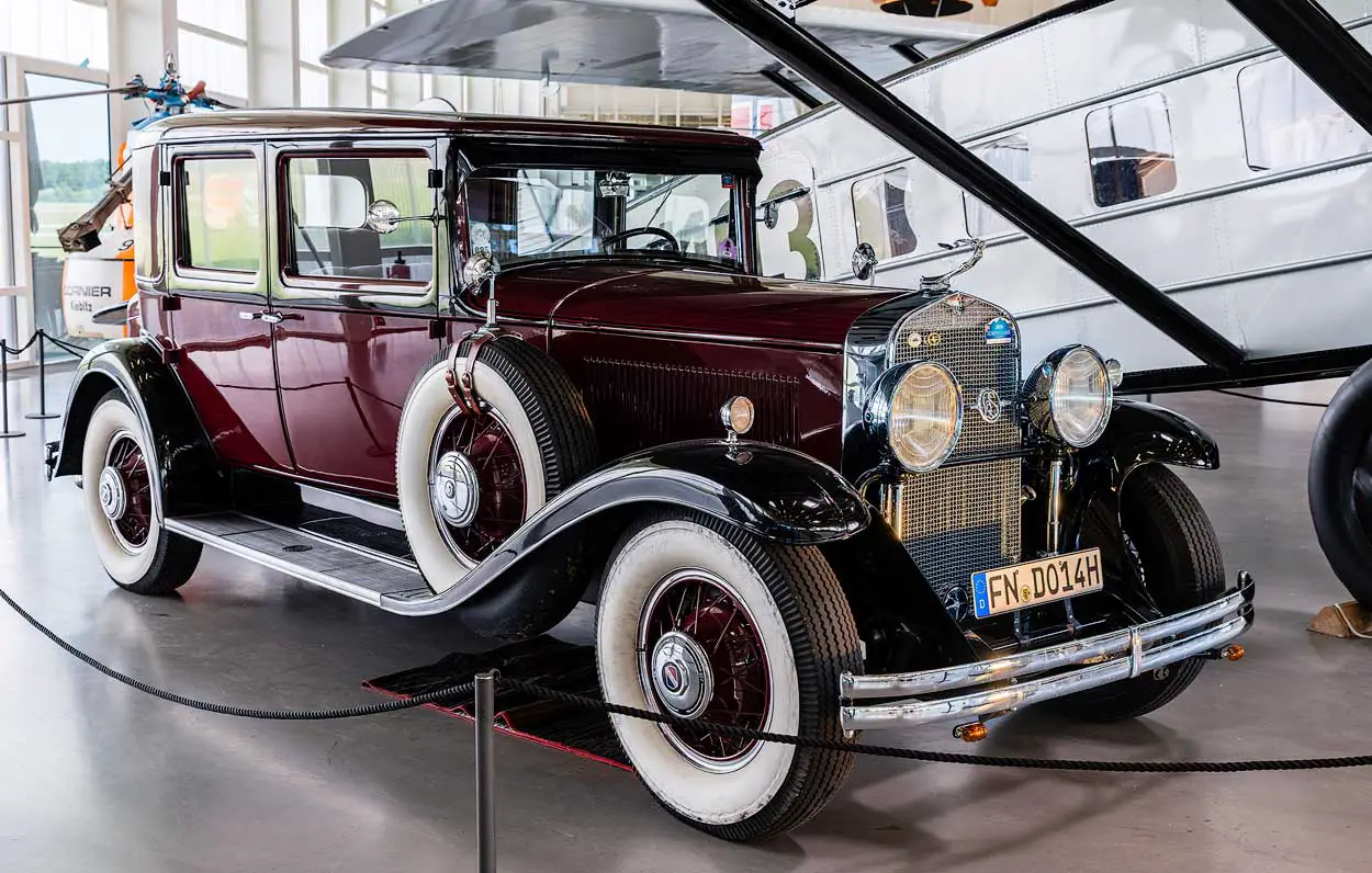 La Salle 340 Sedan (Cadillac), 1930, under wing of Dornier Merkur (Replica): Dornier Museum, Friedrichshafen, Deutchland | Germany | Tyskland [2018]